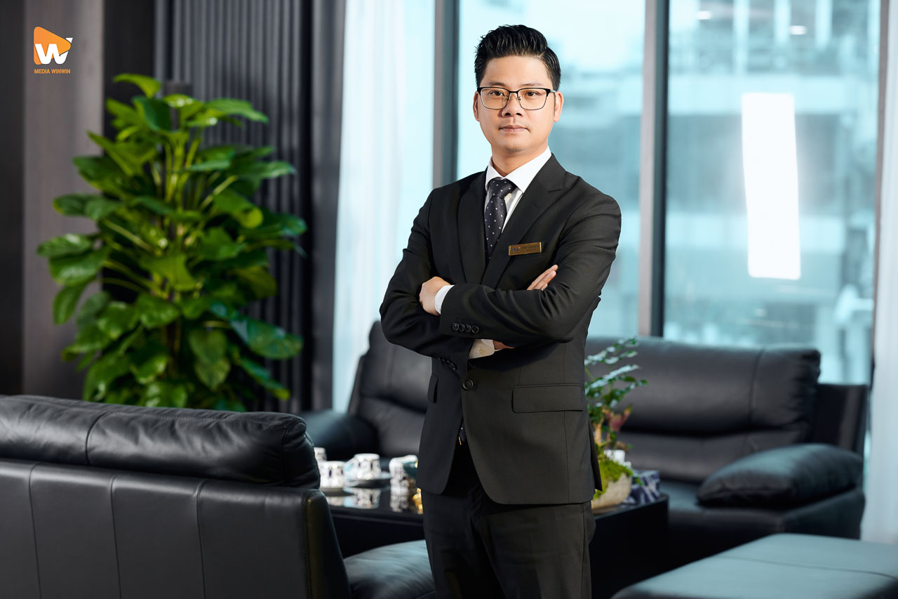 Chân dung lãnh đạo VFS Securities cạnh vách kính phòng làm việc